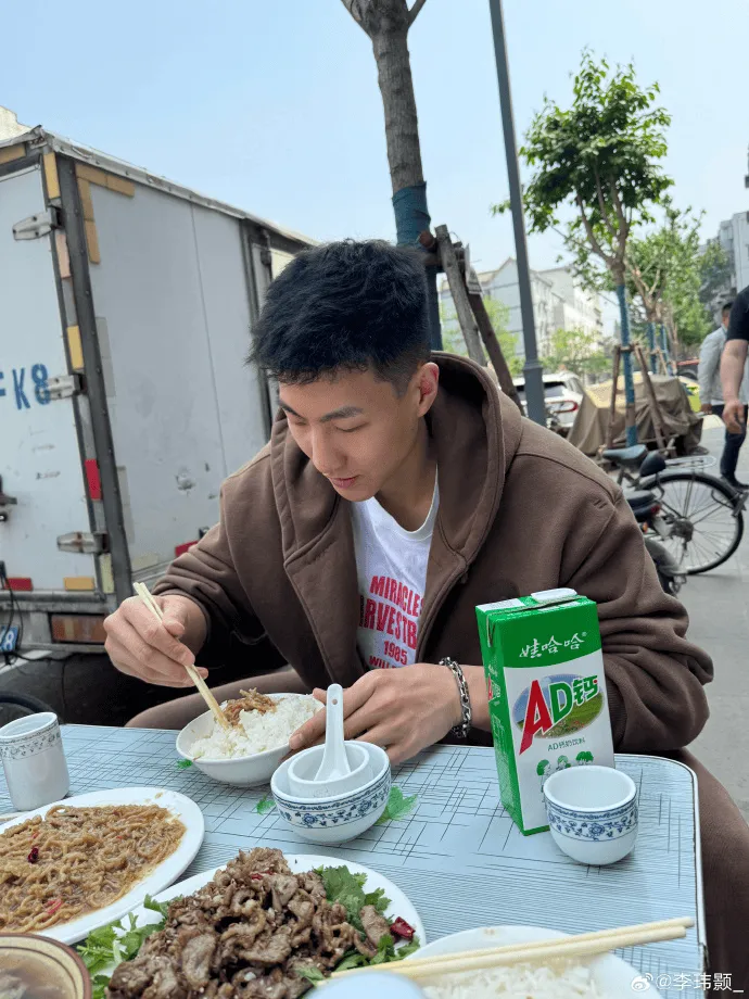 北控男篮球员李伟豪在社交媒体上分享自己的日常：时下流行的鱼香肉丝
